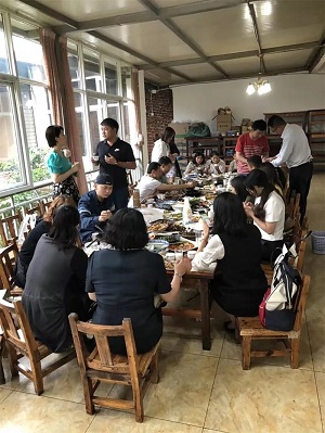 趙同學的安排下，大家一起進行了晚宴