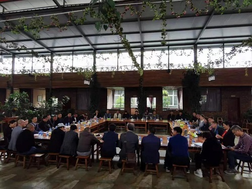 副會(huì)長(zhǎng)及會(huì)員代表們積極發(fā)言開(kāi)展交流